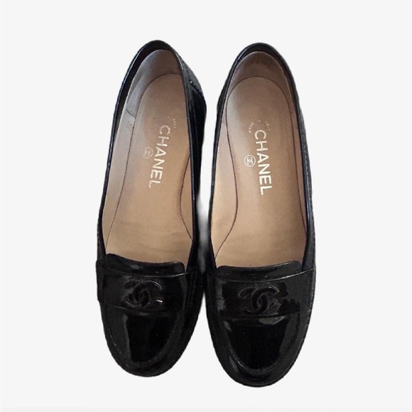 CHANEL Glossy Black Loafers with Logo - Picture 3 of 8